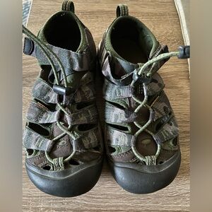 Keen Newport H2 Sandals Green Camouflage Youth Size 2